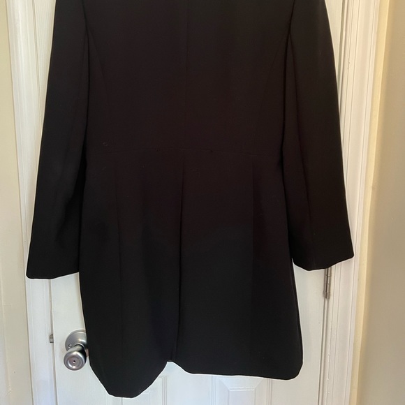 Beautiful Tahari Arthur S. Levine size 10 black suit long jacket - Picture 2 of 3